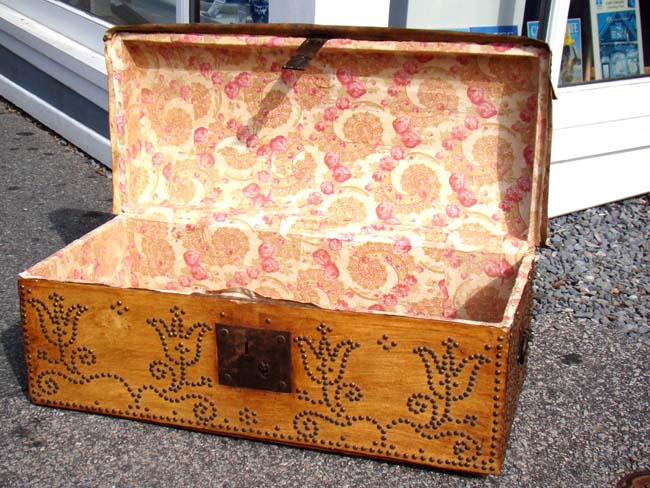 A fine and rare leather covered trunk with tulip motif decoration, probably Dutch circa 1750 — image 2